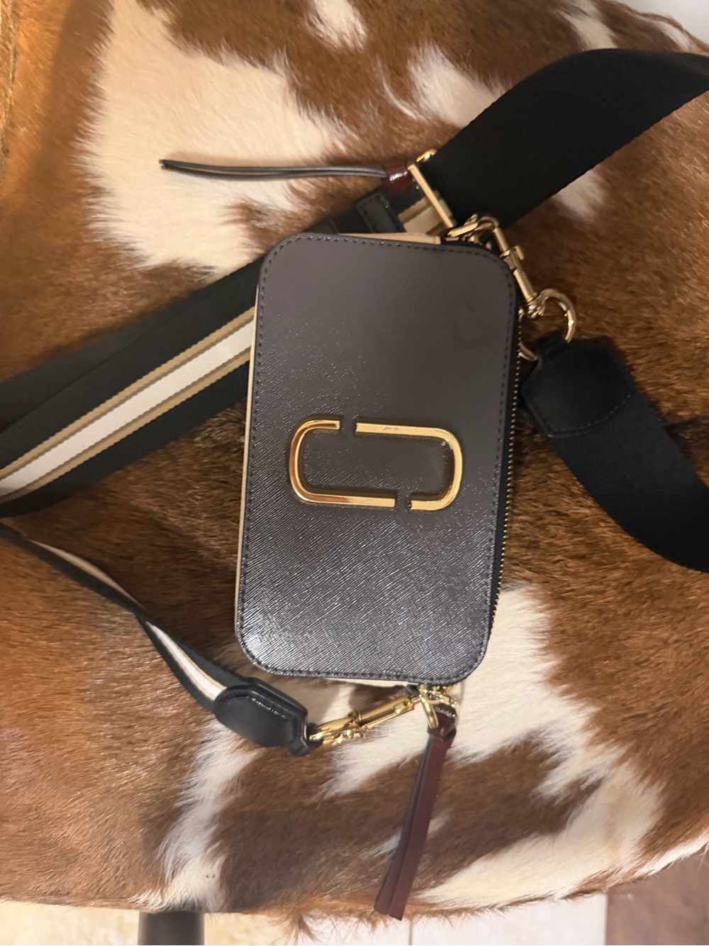 Marc Jacobs Black Leather Compact Belt Bag with Gold Double-J Logo - Picture 5 of 9